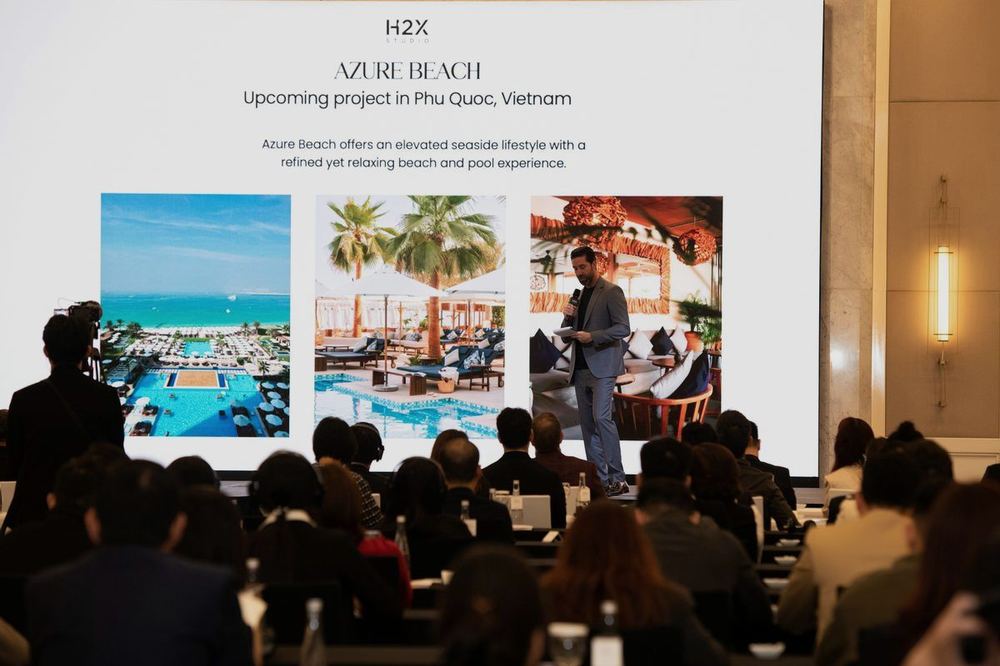 A project presentation on the main screen